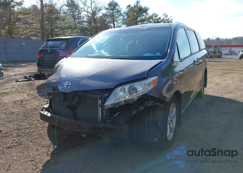 2015 Toyota Sienna Le 8 Passenger z USA, uszkodzony, nr VIN 5TDKK3DC3FS628763